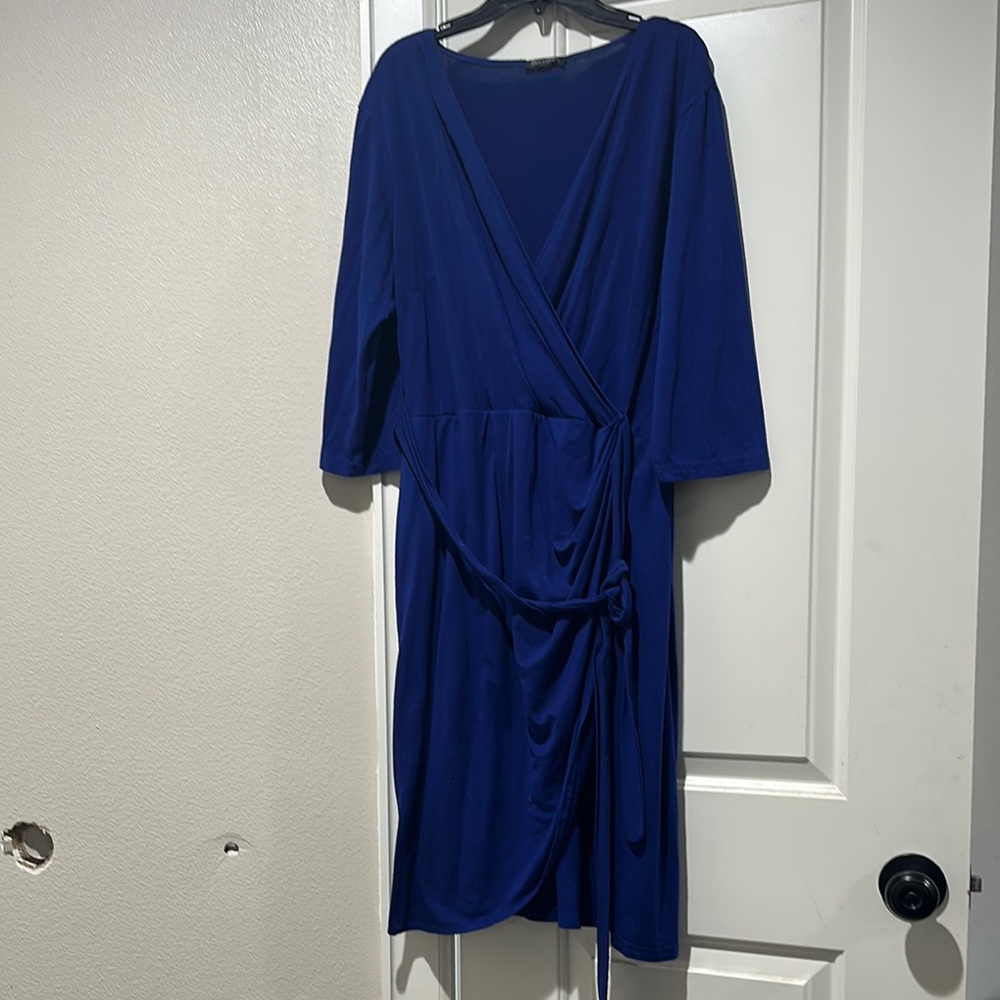 Blue Ruched Wrap Dress with V-Neck and 3/4 Sleeves